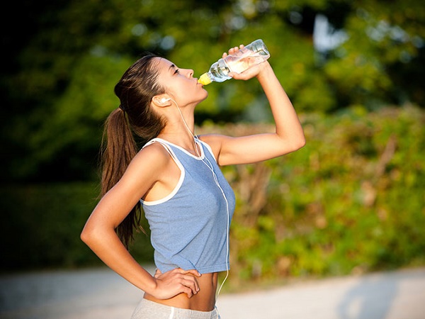Chạy bộ nên uống nước gì? Những loại thức uống cho người chạy bộ