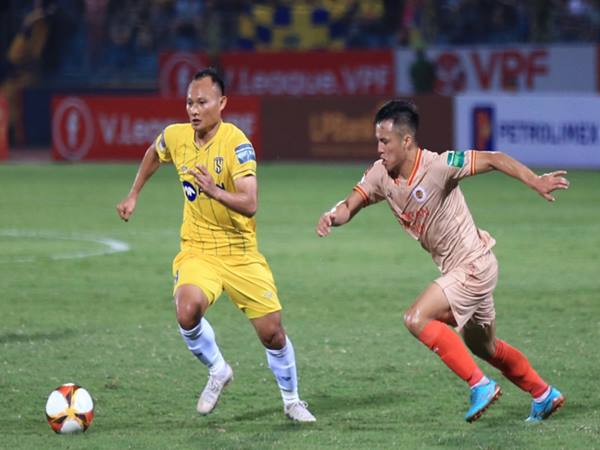 Bóng đá VN 3/2: SLNA chia tay tiền vệ Nguyễn Trọng Hoàng